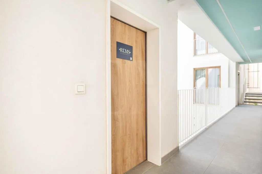 Tranquil & Bright Apartment With Parking By Rems Malaga