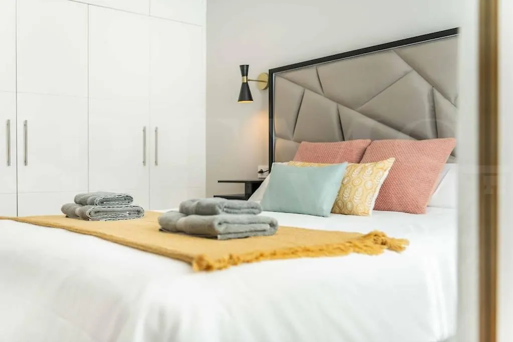 Tranquil & Bright Apartment With Parking By Rems Malaga
