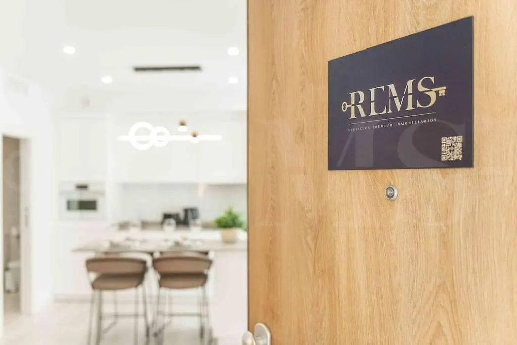 Tranquil & Bright Apartment With Parking By Rems Малага
