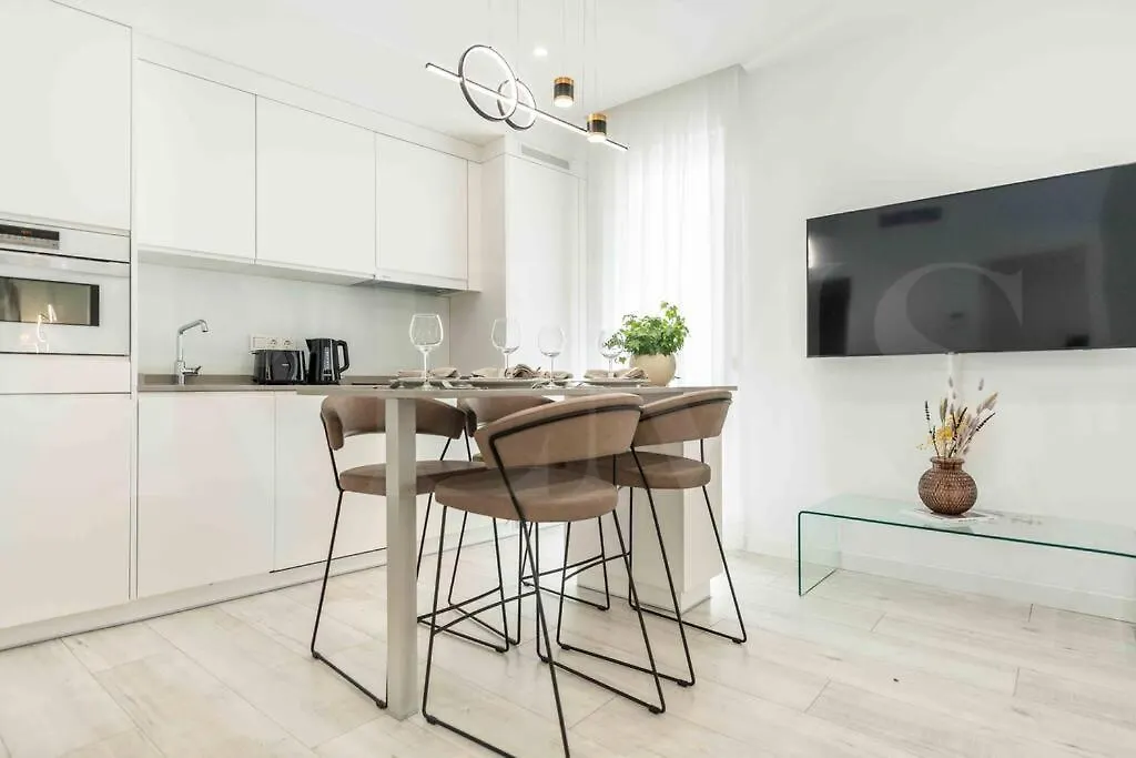 Tranquil & Bright Apartment With Parking By Rems Малага