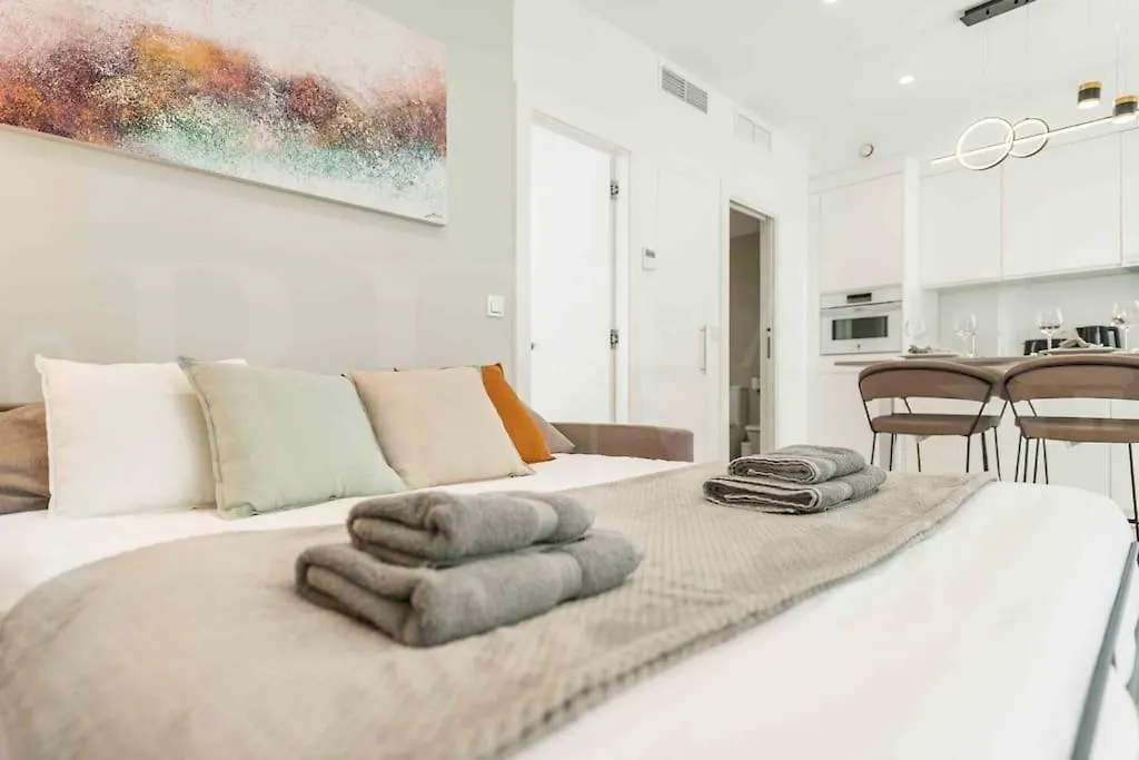 Tranquil & Bright Apartment With Parking By Rems Malaga
