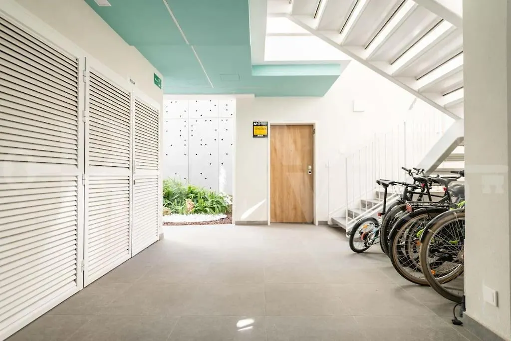 Tranquil & Bright Apartment With Parking By Rems Malaga