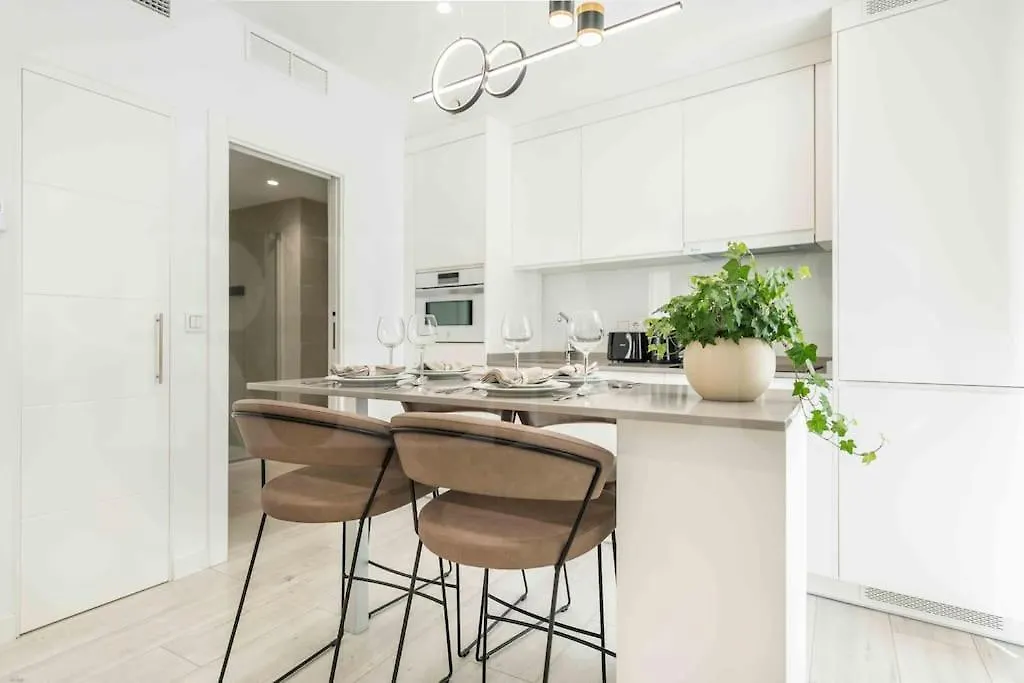 Tranquil & Bright Apartment With Parking By Rems Malaga