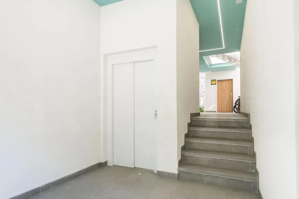 Tranquil & Bright Apartment With Parking By Rems Malaga