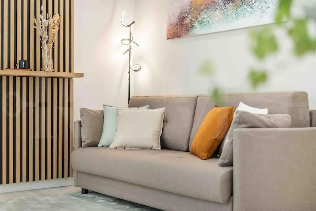 Tranquil & Bright Apartment With Parking By Rems Malaga