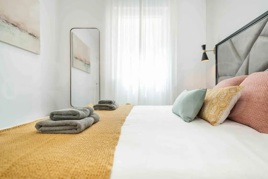Tranquil & Bright Apartment With Parking By Rems Malaga